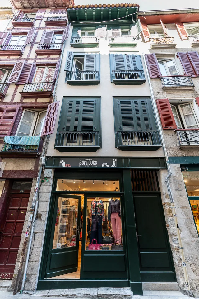 Façade d'immeuble ancien de centre-ville avec commerce en rez-de-chaussée