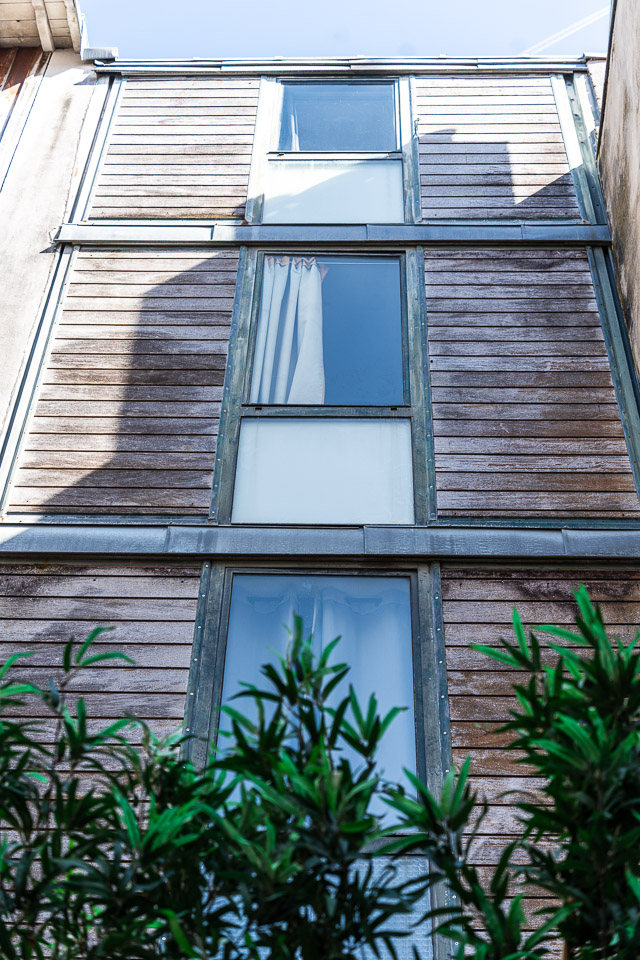 Réhabilitation de façade avec menuiseries et bardage bois