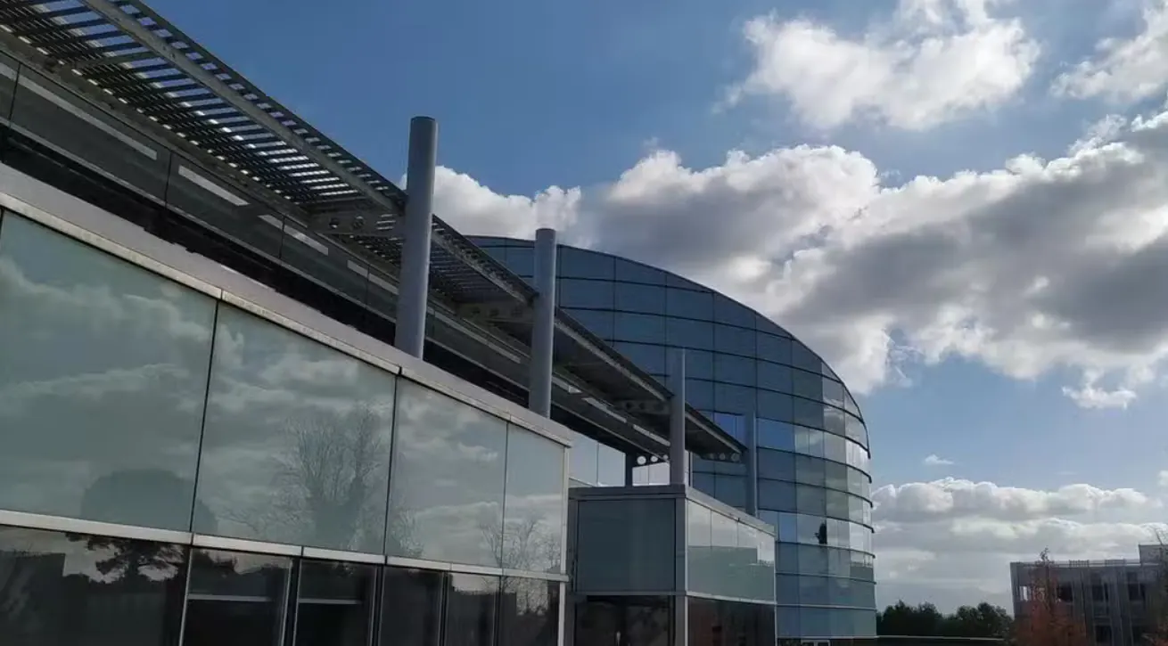 Façade vitrée d'un bâtiment d'enseignement à Bidart — diagnostic façade COBASE